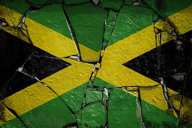 Flaga narodowa Jamajki na starym kamiennym murze