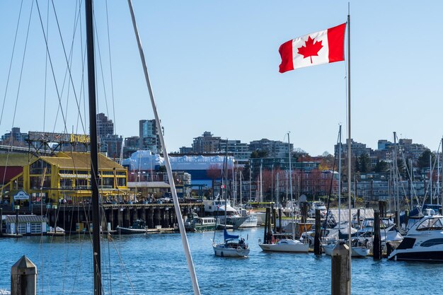Flaga narodowa Kanady i marina Vancouver Targ publiczny na wyspie Granville