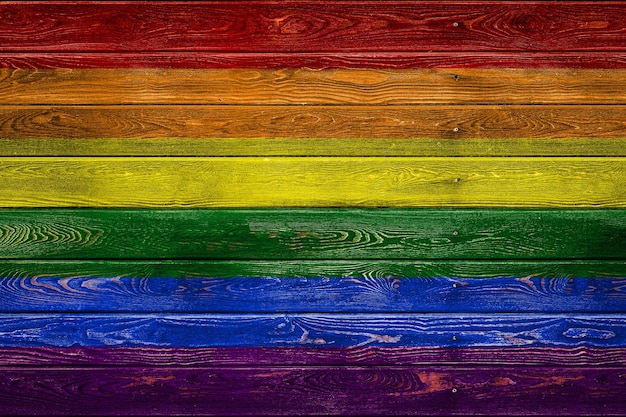 Flaga Narodowa Lgbt Jest Namalowana Na Obozie Z Równych Desek Przybitych Gwoździem. Symbol Kraju.