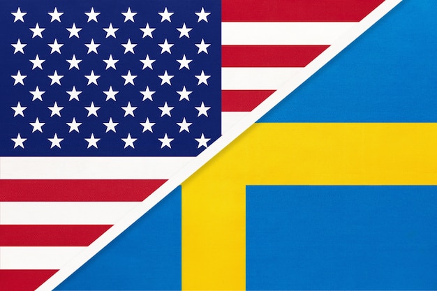 Flaga narodowa USA vs Szwecji z tekstyliów. Relacje między krajami amerykańskimi i europejskimi.
