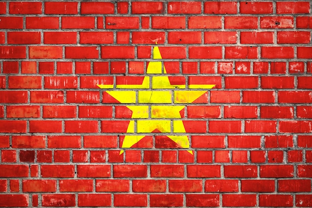 Flaga narodowa Wietnamu na tle cegły grunge