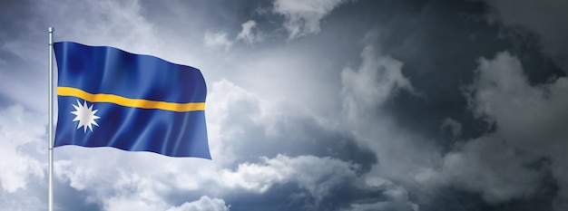 Flaga Nauru na zachmurzonym niebie