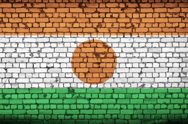 Flaga Nigru jest namalowana na starym ceglanym murze