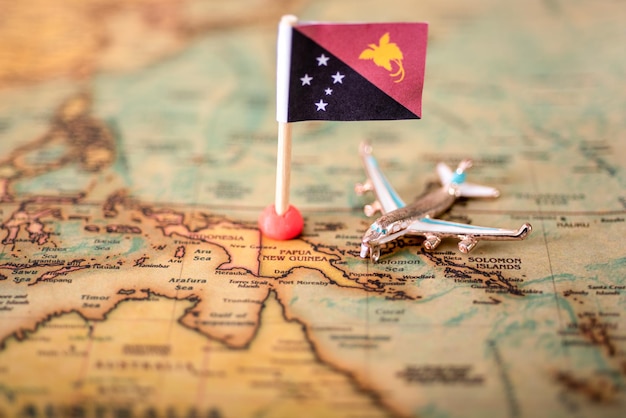 Flaga Papui-Nowej Gwinei i samolot na mapie świata