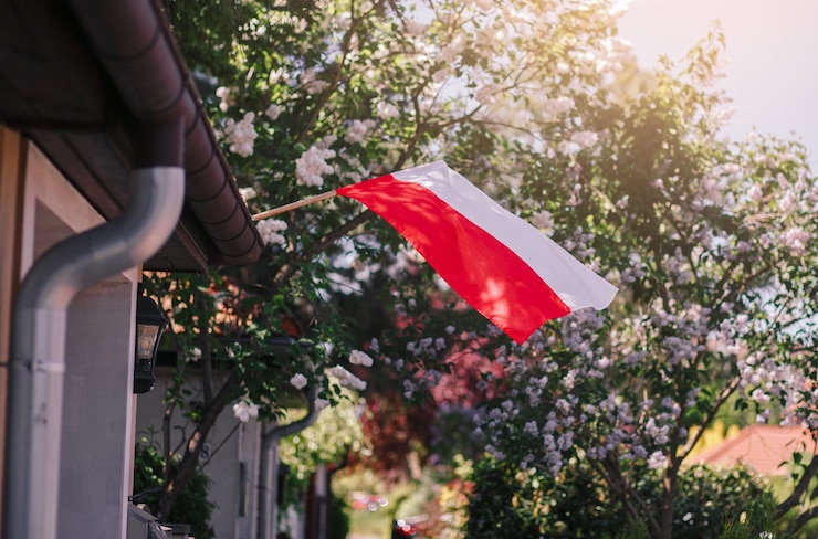 Zdjęcie flaga polski machająca polska flaga