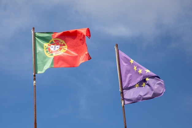 Flaga Portugalska I Ue Macha Nad Chmurą Niebieskie Niebo Europejskie