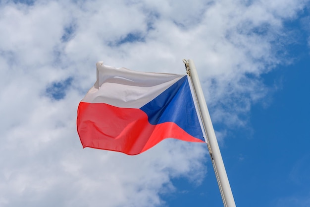 Flaga Republiki Czeskiej macha na wietrze