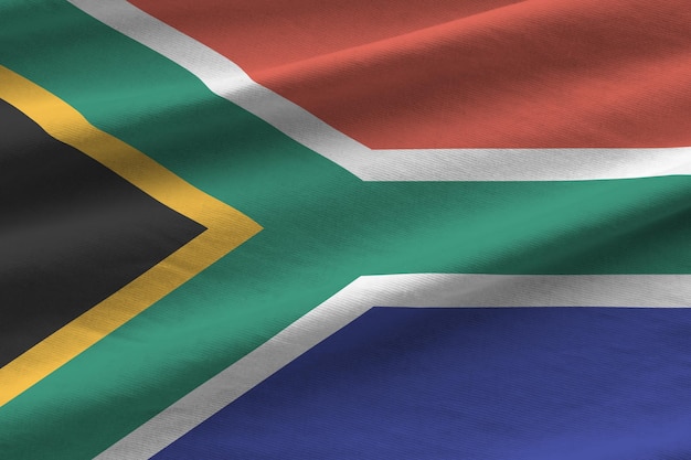 Flaga Republiki Południowej Afryki z dużymi fałdami machającymi z bliska pod światłem studyjnym w pomieszczeniu Oficjalne symbole i kolory w banerze