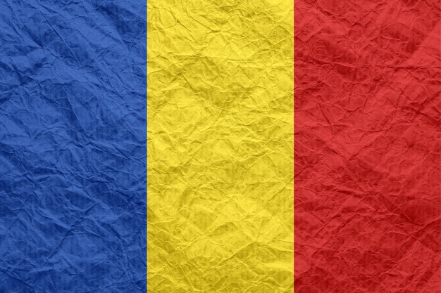 Flaga Rumunii na starym zmiętym papierze rzemieślniczym Teksturowana tapeta w tle do projektowania