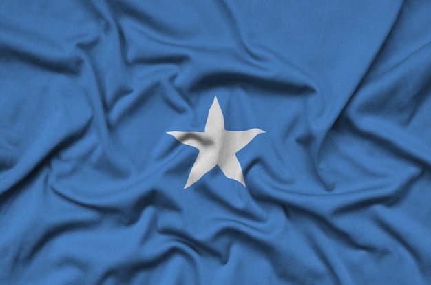 Zdjęcie flaga somalii jest przedstawiona na sportowej tkaninie z wieloma zakładkami.
