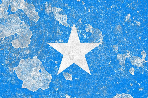 Flaga Somalii na zniszczonej powierzchni starego betonowego muru