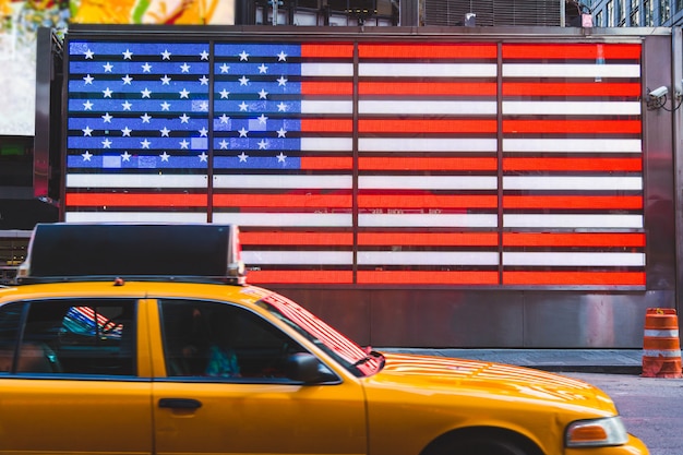 Zdjęcie flaga stanów zjednoczonych i żółte taksówki