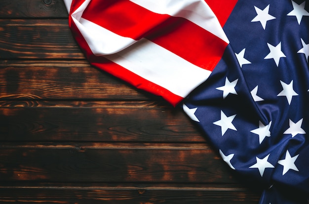 Flaga Stanów Zjednoczonych na brązowy drewniany ciemny stół. Skopiuj miejsce