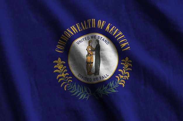 Flaga stanu Kentucky z dużymi fałdami machającymi z bliska pod światłem studyjnym w pomieszczeniu oficjalnego sy