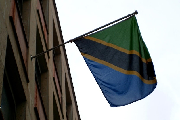 Flaga Tanzanii macha na szczycie słupka