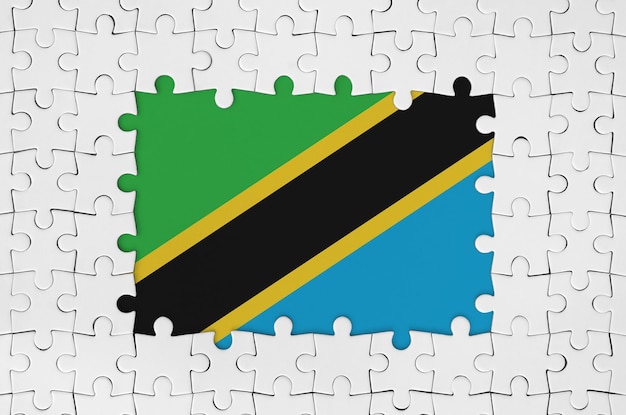 Flaga Tanzanii w ramce białych puzzli z brakującą częścią środkową