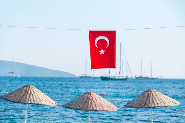 Flaga Turcji Na Tle Piękny Krajobraz. Wakacje W Koncepcji Turcji.