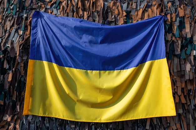 Flaga Ukrainy na kamuflażu netto Symbol niepodległej Ukrainy