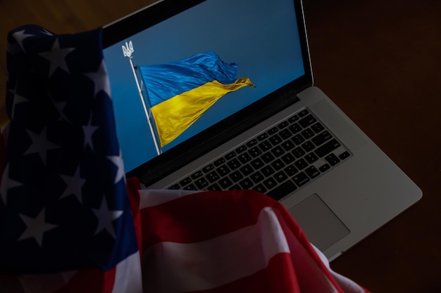 Flaga Ukrainy na laptopie i Stany Zjednoczone Ameryki