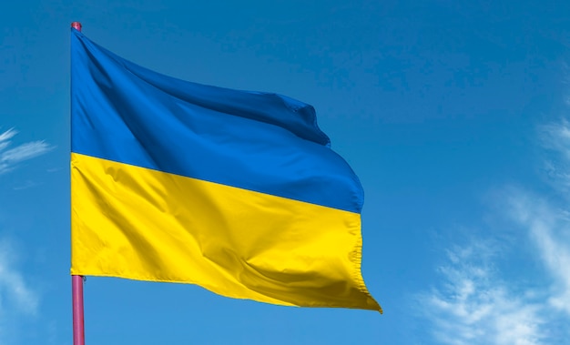 Flaga Ukrainy na tle błękitnego nieba