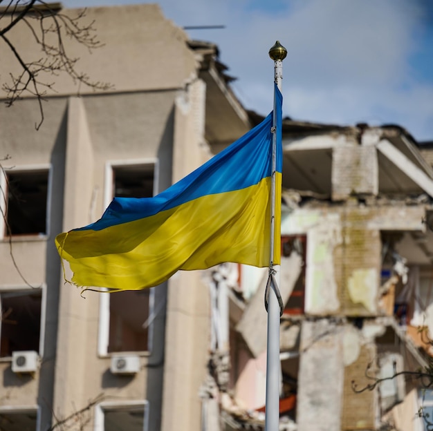 Flaga Ukrainy na tle zniszczonego budynku na Ukrainie