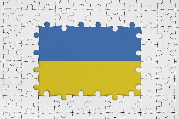 Flaga Ukrainy w ramce białych puzzli z brakującą częścią środkową