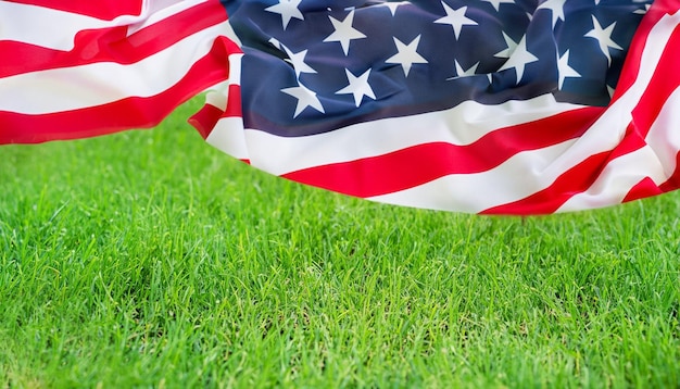 Flaga USA lub amerykańska na tle patriotycznym na zielonym polu