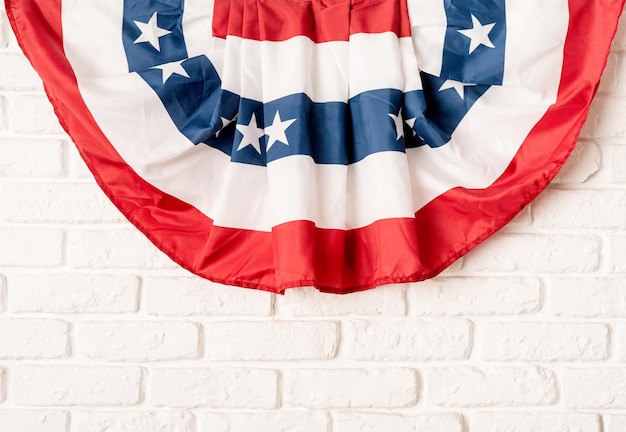 Flaga USA na białym tle ceglanego muru z miejscem na kopię