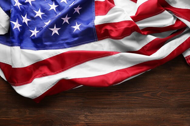 Flaga USA na drewnianym tle z bliska
