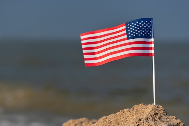 Flaga USA na plaży. Flaga narodowa Ameryki, morze w tle.