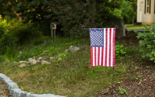 Zdjęcie flaga usa powiewa dumnie symbolizując jedność, wolność i demokrację, ucieleśniając historię narodu di