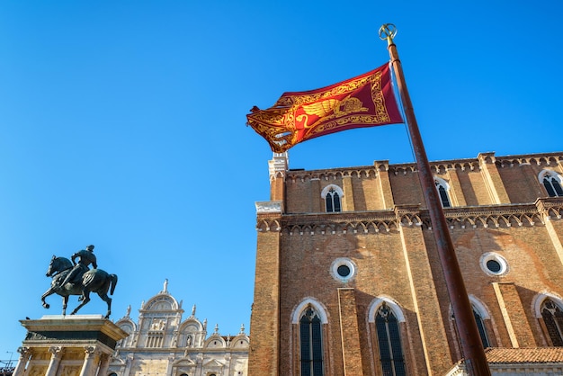 Flaga Wenecji w pobliżu Bazyliki San Giovanni e Paolo w Wenecji we Włoszech