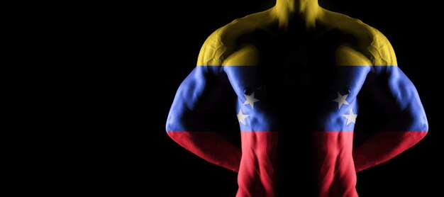 Flaga Wenezueli na umięśnionym męskim torsie z abs, czarne tło