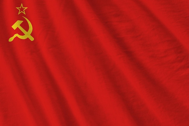 Flaga Związku Radzieckiego z dużymi fałdami macha z bliska pod światłem studyjnym w pomieszczeniu Oficjalne symbole i kolory na banerze
