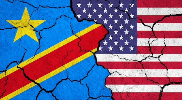 Flagi Demokratycznej Republiki Konga i Stanów Zjednoczonych na pękniętej powierzchni koncepcji stosunków politycznych