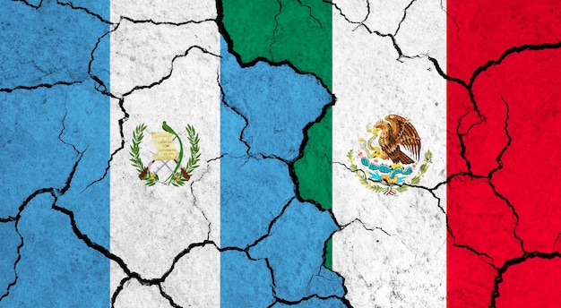 Flagi Gwatemali i Meksyku na pękniętej powierzchni koncepcji relacji politycznych