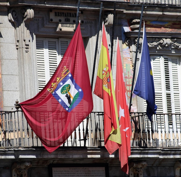 Zdjęcie flagi hiszpanii, miasta madrytu, europy i regionu