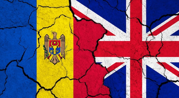 Flagi Mołdawii i Wielkiej Brytanii na pękniętej koncepcji relacji politycznych na powierzchni