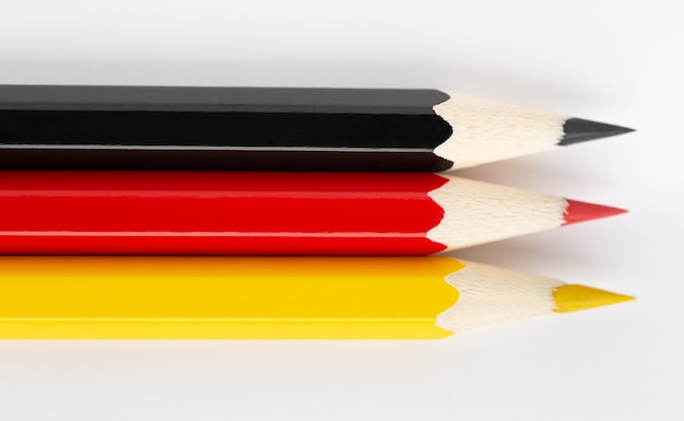 Zdjęcie flagi państwowe wykonane z kolorowych drewnianych ołówków niemcy