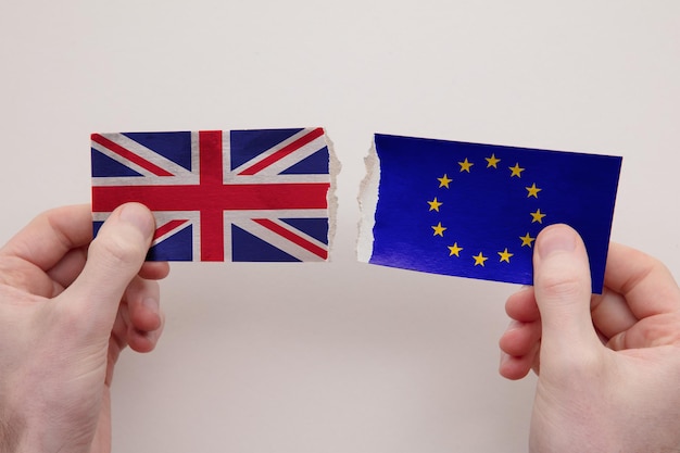Flagi papierowe Wielkiej Brytanii i Europy rozerwały koncepcję stosunków politycznych