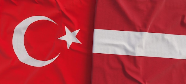 Flagi Turcji i Łotwy lniana flaga zbliżenie Flaga wykonana z płótna Turecki Ankara Ryga państwowe symbole narodowe 3d ilustracja