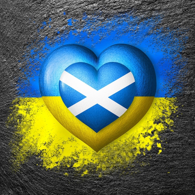 Flagi Ukrainy i Szkocji Dwa serca w kolorach flag są namalowane na kamieniu