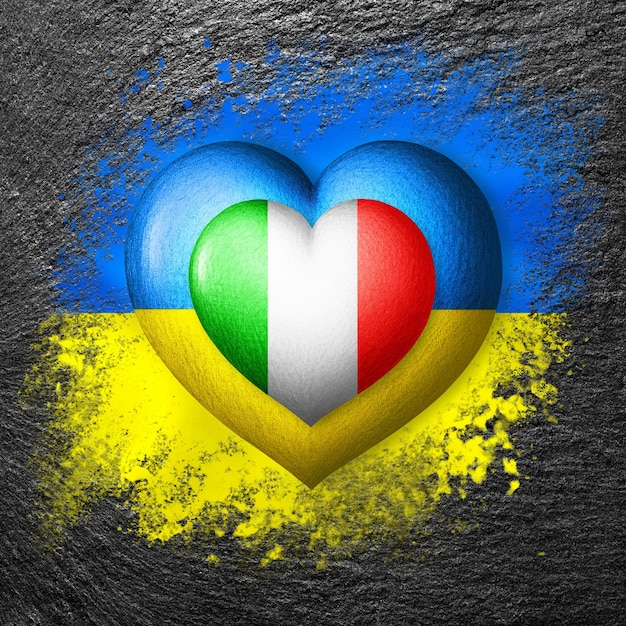 Flagi Ukrainy i Włoch Dwa serca w kolorach flag są namalowane na kamieniu