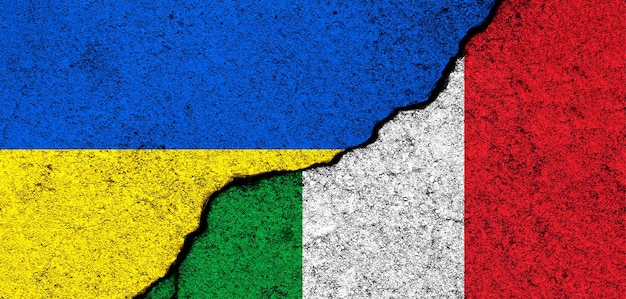 Flagi Ukrainy I Włoch Wsparcie I Pomoc W Zakresie Broni I Sprzętu Wojskowego Partnerstwo I Dyplomacja Pomoc Humanitarna I Darowizny Dla Ukraińskich Uchodźców Koncepcja