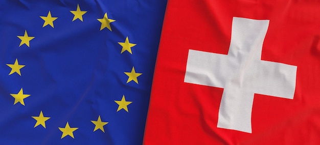 Flagi Unii Europejskiej i Szwajcarii Pościel flagi zbliżenie Flaga wykonana z płótna UE Szwajcarskie symbole narodowe 3d ilustracji