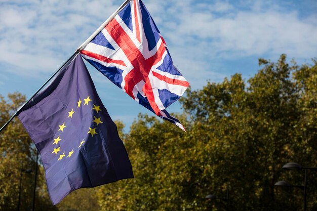 Zdjęcie flagi unii europejskiej i unii brytyjskiej latające razem koncepcja brexitu