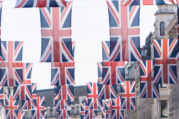 Flagi Union Jack wiszą w centrum Londynu w ramach przygotowań do królewskiego ślubu