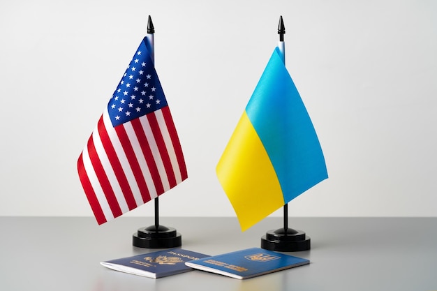 Flagi usa i ukrainy z paszportami na szarym stole koncepcja turystyki i emigracji