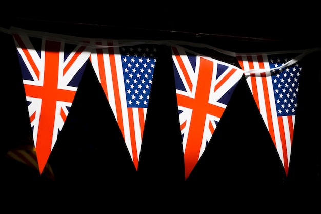 Flagi Wielkiej Brytanii I Ameryki Wiszą W Centrum Londynu W Ramach Przygotowań Do Królewskiego ślubu