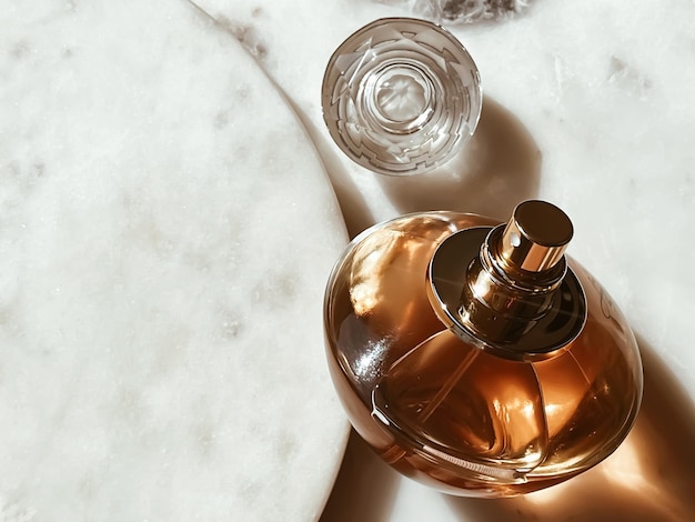 Flakon perfum luksusowej szklanej butelce zapachowej na marmurowym tle koncepcji kosmetyków kosmetycznych